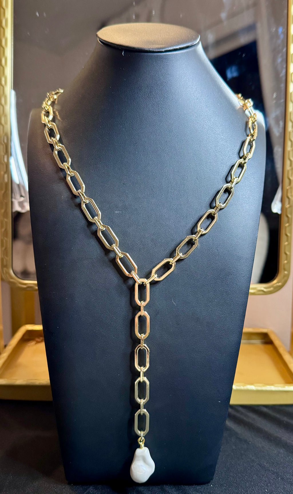 Noelie Lariat