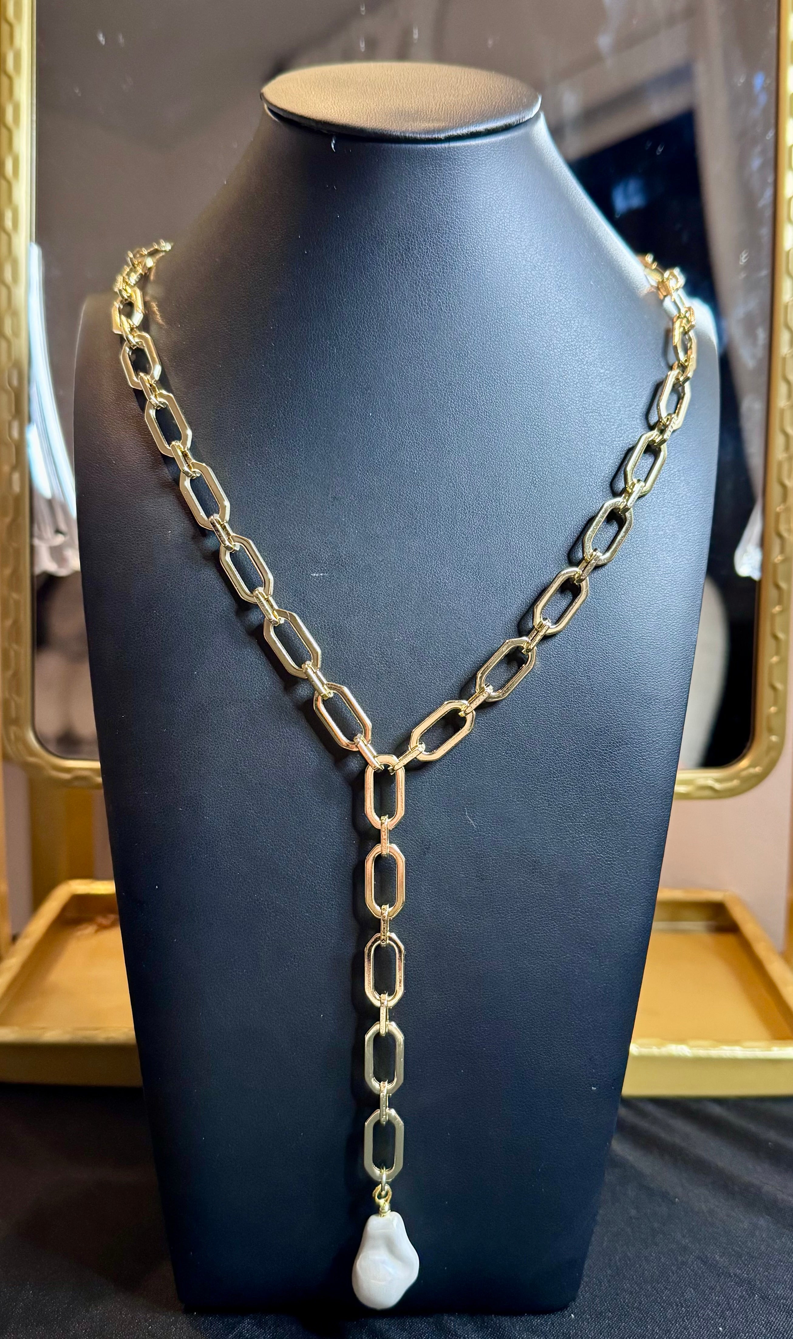 Noelie Lariat
